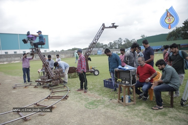 Valliddari Madhya Working Stills - 1 / 16 photos