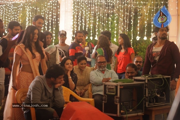 Valliddari Madhya Working Stills - 3 / 16 photos