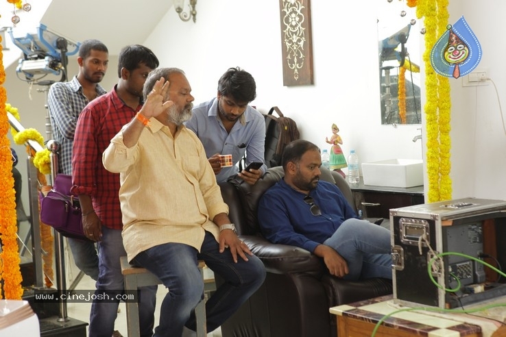 Valliddari Madhya Working Stills - 5 / 16 photos