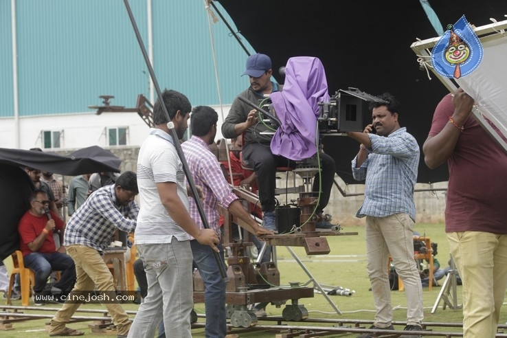 Valliddari Madhya Working Stills - 7 / 16 photos