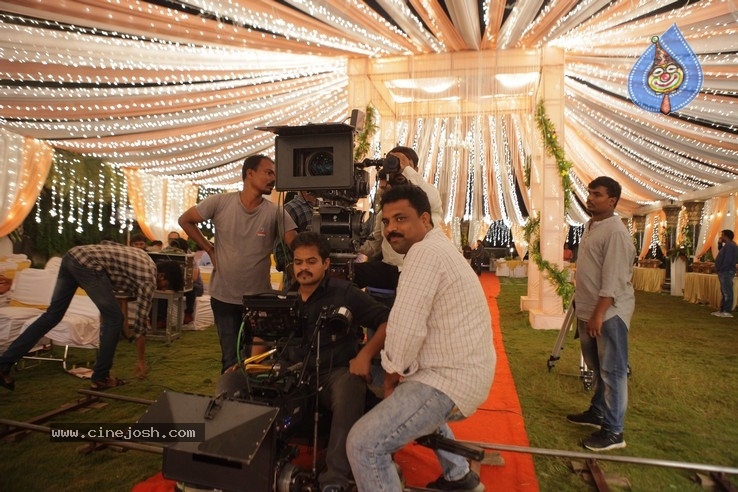 Valliddari Madhya Working Stills - 13 / 16 photos