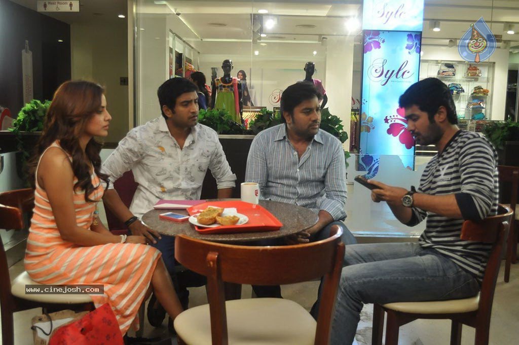 Vanakkam Chennai Tamil Movie Photos - 44 / 138 photos