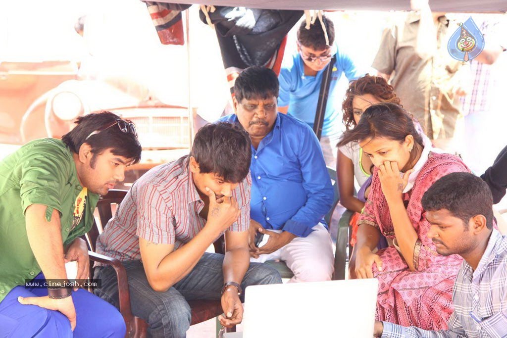 Vanakkam Chennai Tamil Movie Photos - 78 / 138 photos