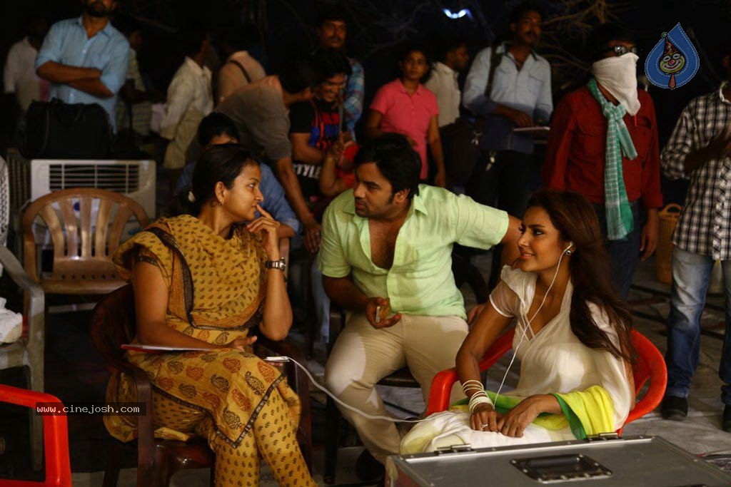Vanakkam Chennai Tamil Movie Photos - 87 / 138 photos