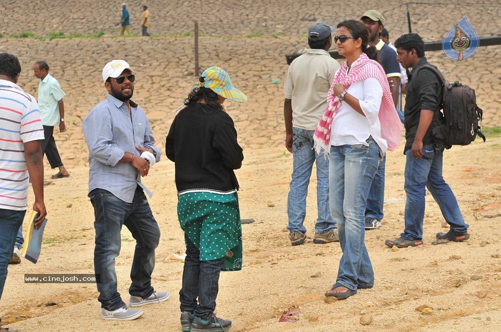 Vanakkam Chennai Tamil Movie Photos - 99 / 138 photos