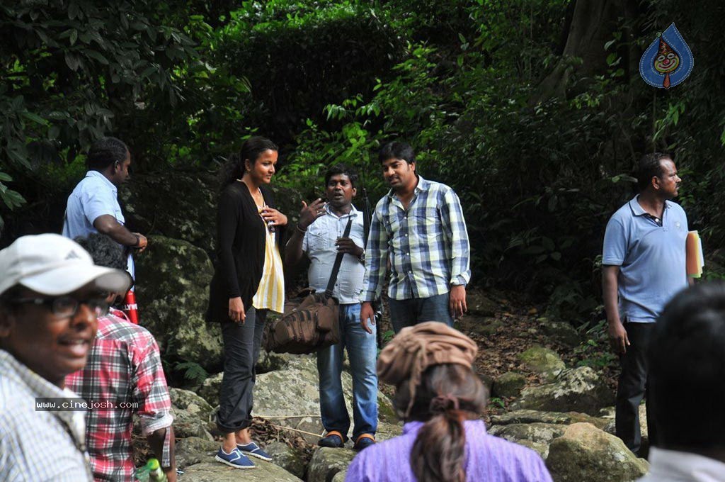 Vanakkam Chennai Tamil Movie Photos - 123 / 138 photos