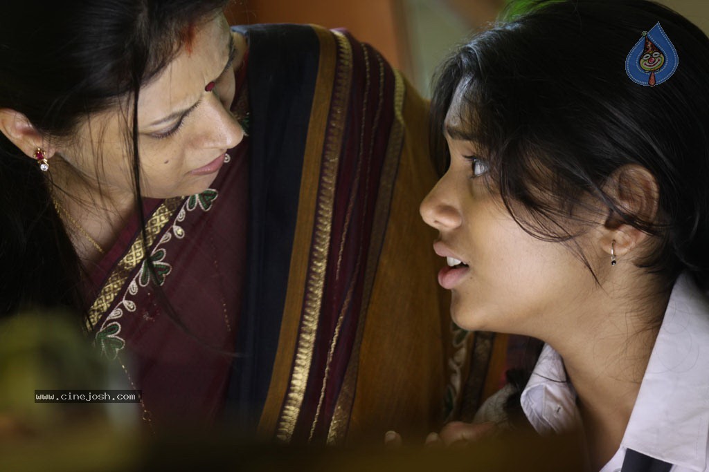 Vazhakku Enn 18 by 9 Tamil Movie Stills - 26 / 69 photos