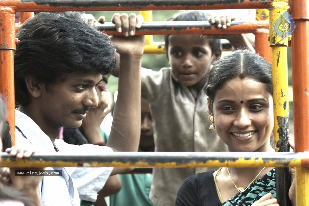 Vazhakku Enn 18 by 9 Tamil Movie Stills - 52 / 69 photos