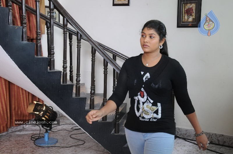 Vazhi Vidu Kanne Vazhi Vidu Tamil Movie Stills - 30 / 41 photos