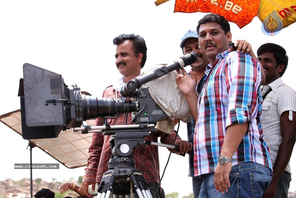 Veedu Theda Movie New Stills - 26 / 72 photos