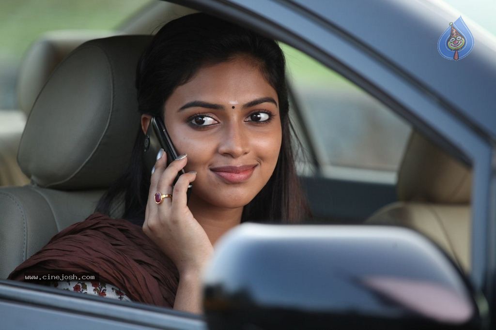 Velaiyilla Pattathari Tamil Movie Stills - 2 / 52 photos