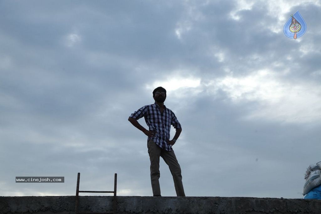 Velaiyilla Pattathari Tamil Movie Stills - 14 / 52 photos