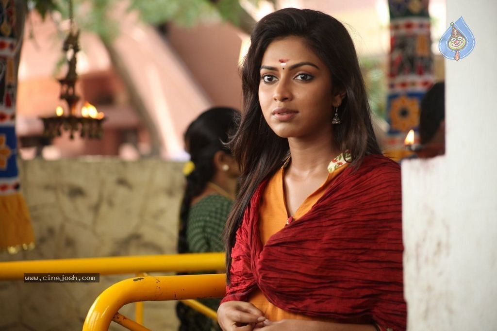 Velaiyilla Pattathari Tamil Movie Stills - 47 / 52 photos