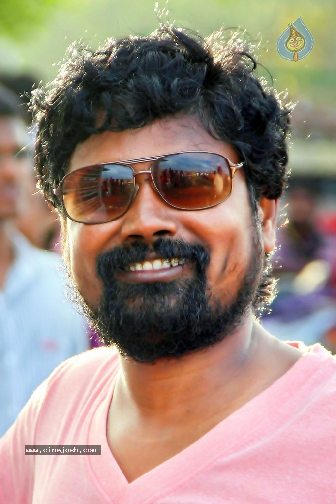 Vennila Veedu Tamil Movie Stills - 10 / 54 photos