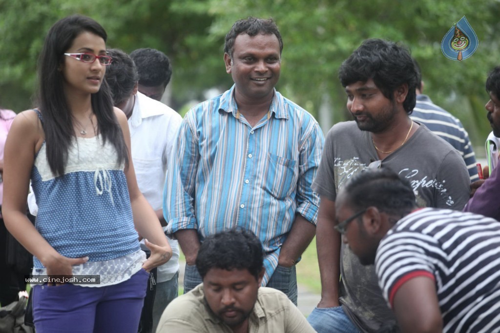 Vetadu Ventadu Movie Hot Stills - 46 / 142 photos