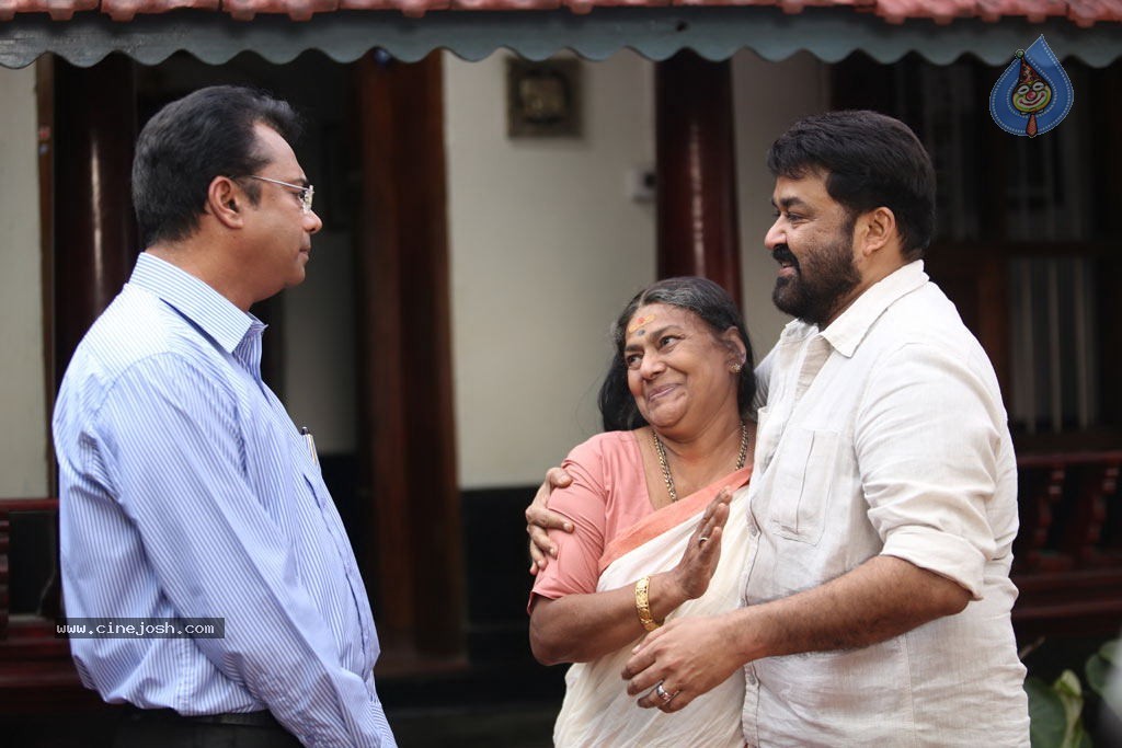 Vetrimaran IPS Tamil Movie Stills - 14 / 89 photos