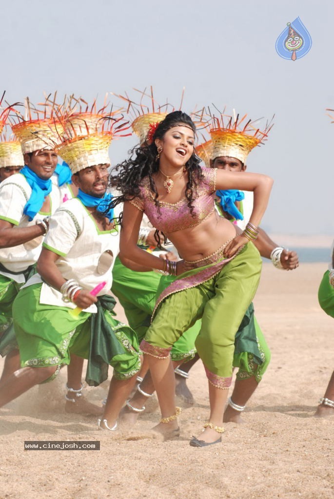 Vettai Tamil Movie Hot Stills - 26 / 39 photos