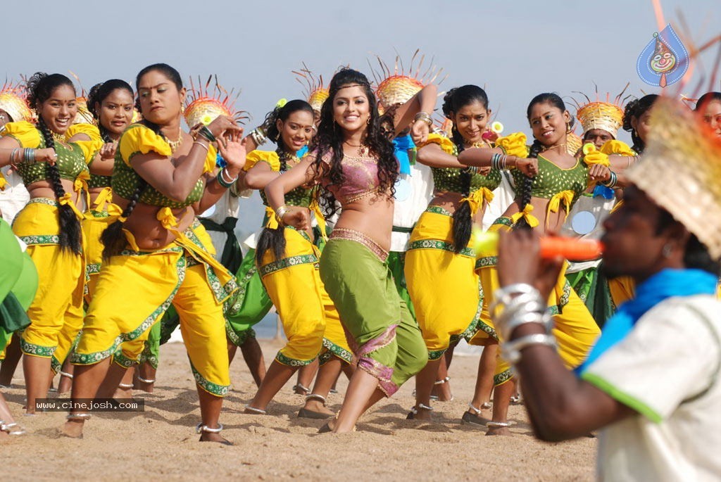 Vettai Tamil Movie Hot Stills - 27 / 39 photos