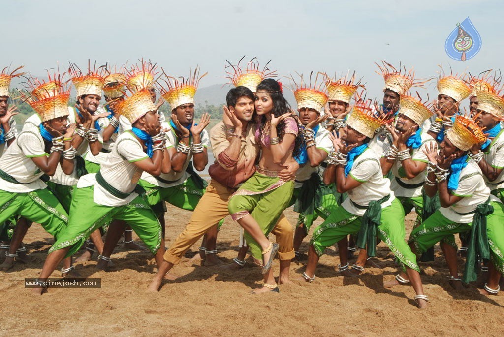 Vettai Tamil Movie Hot Stills - 38 / 39 photos