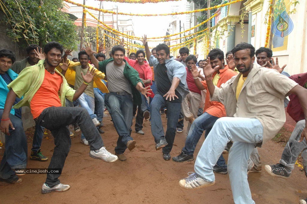 Vettai Tamil Movie New Stills - 30 / 32 photos