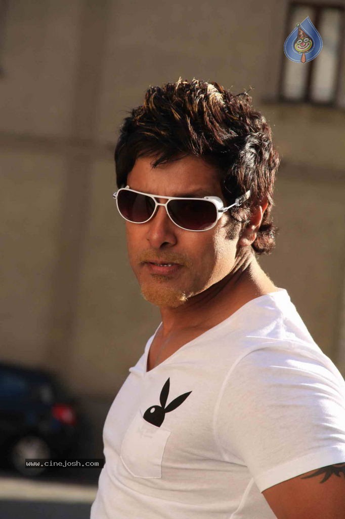 Vikram Stills in Veedinthe Movie - 24 / 84 photos