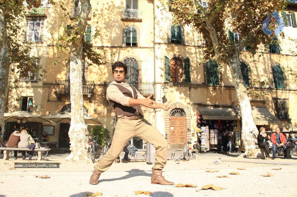 Vikram Stills in Veedinthe Movie - 58 / 84 photos