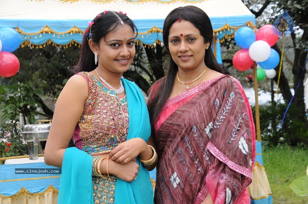Vilayada Vaa Tamil Movie Stills - 28 / 46 photos