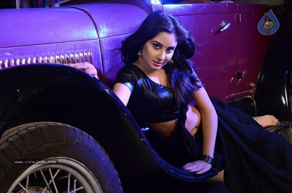 Vizhi Moodi Yosithal Tamil Movie Stills - 5 / 42 photos