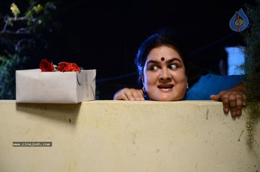 Vizhi Moodi Yosithal Tamil Movie Stills - 23 / 42 photos