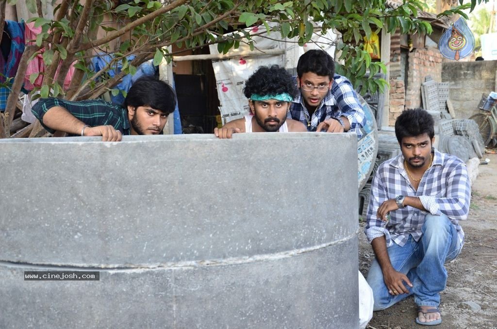 Vizhi Moodi Yosithal Tamil Movie Stills - 27 / 42 photos