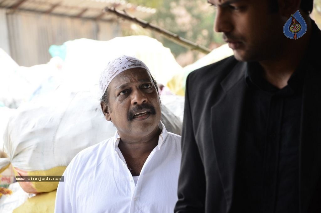 Vizhi Moodi Yosithal Tamil Movie Stills - 28 / 42 photos