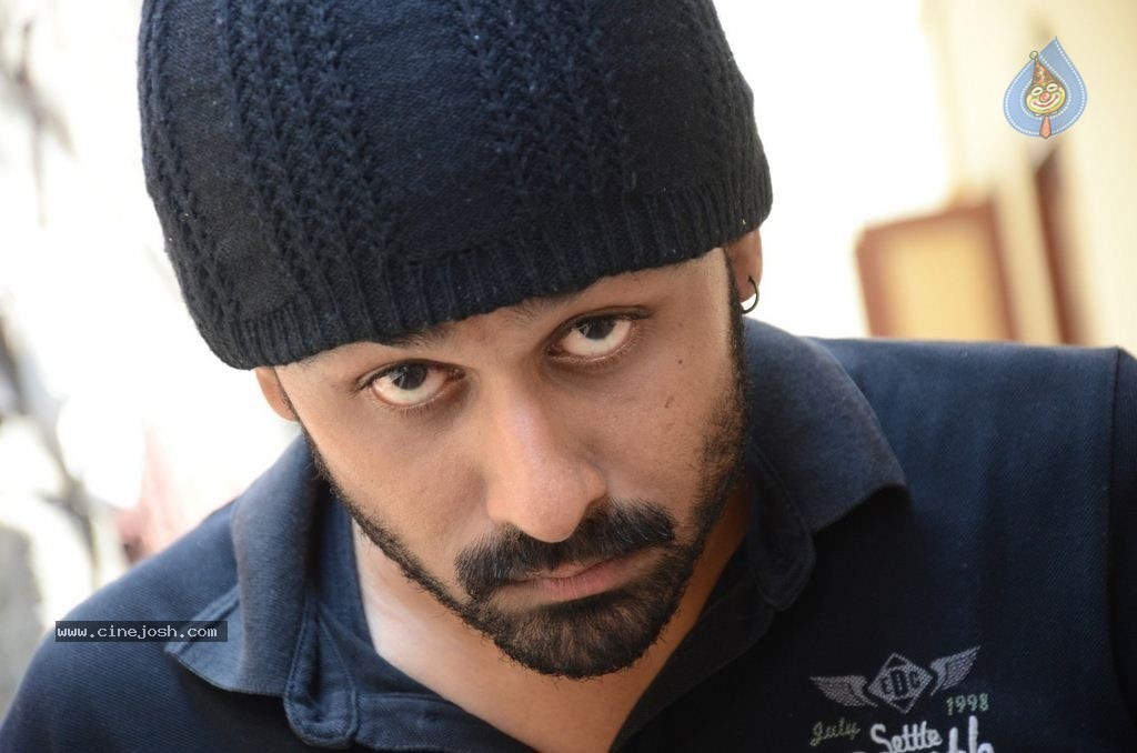 Vizhi Moodi Yosithal Tamil Movie Stills - 30 / 42 photos