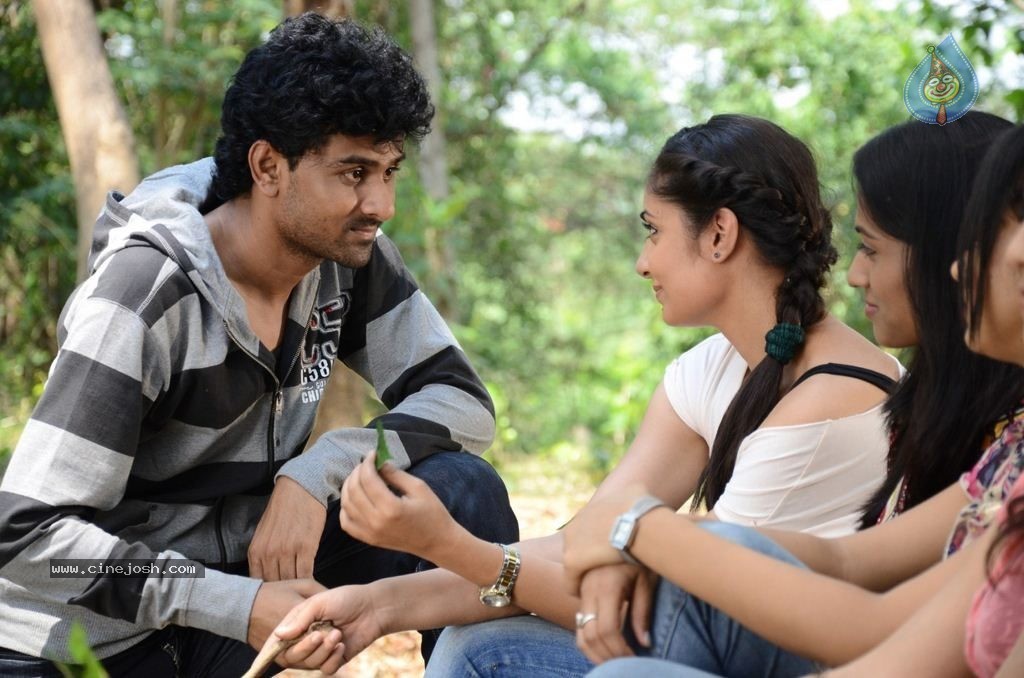 Vizhi Moodi Yosithal Tamil Movie Stills - 32 / 42 photos