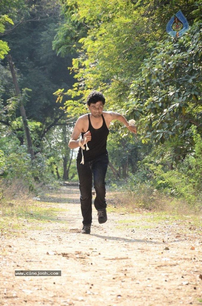 Vizhi Moodi Yosithal Tamil Movie Stills - 39 / 42 photos