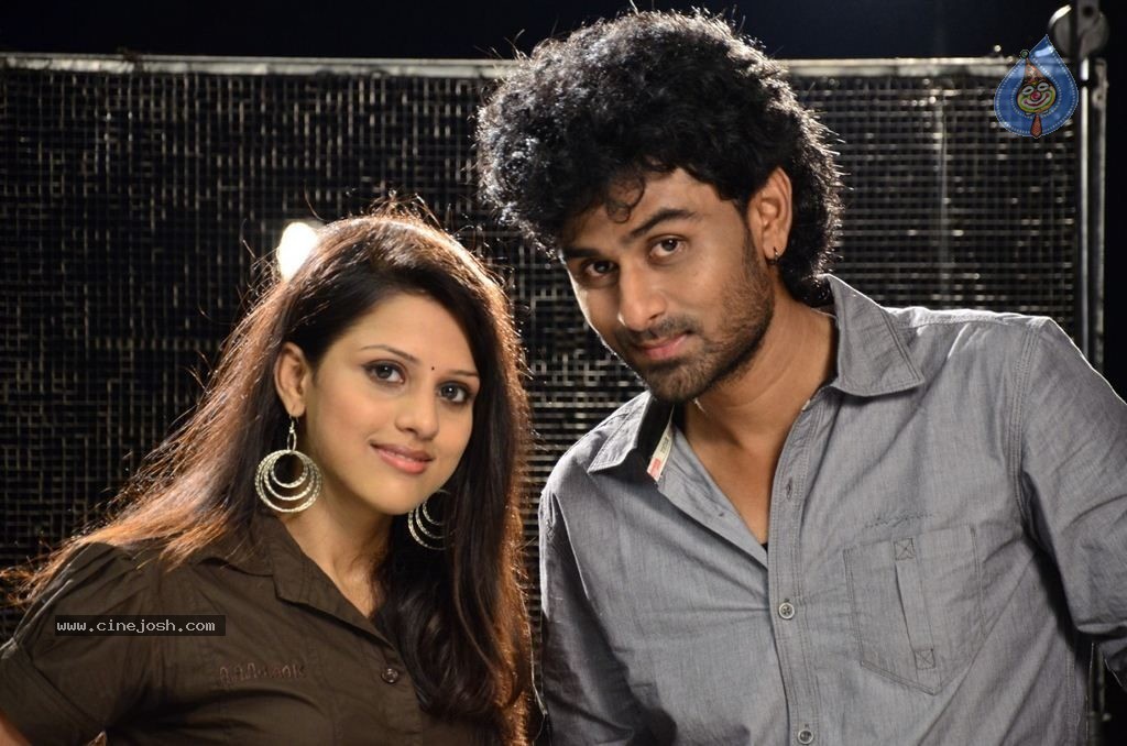 Vizhi Moodi Yosithal Tamil Movie Stills - 40 / 42 photos