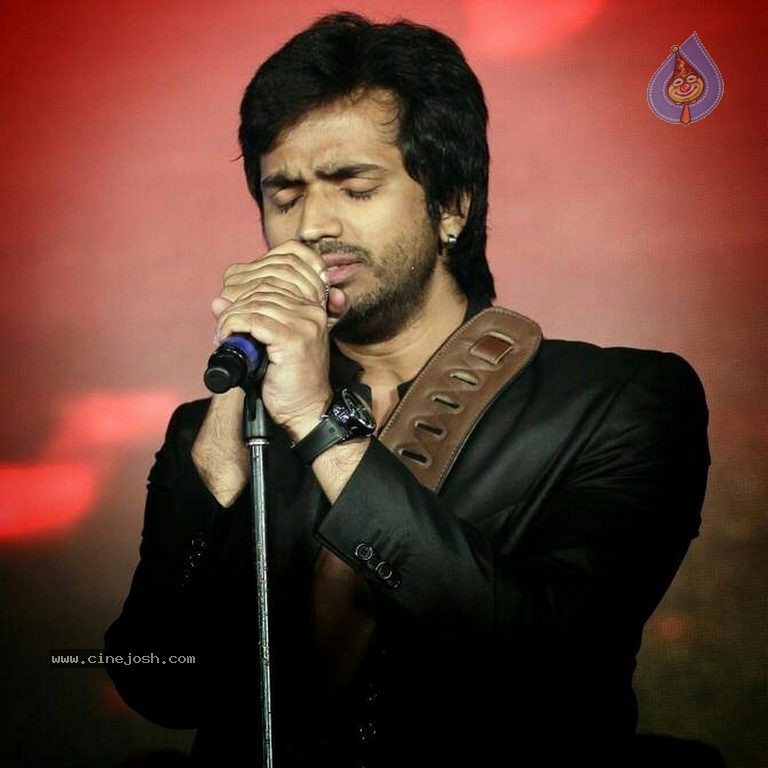 Vundile Manchi Kalam Mundu Munduna Stills n Walls - 23 / 56 photos