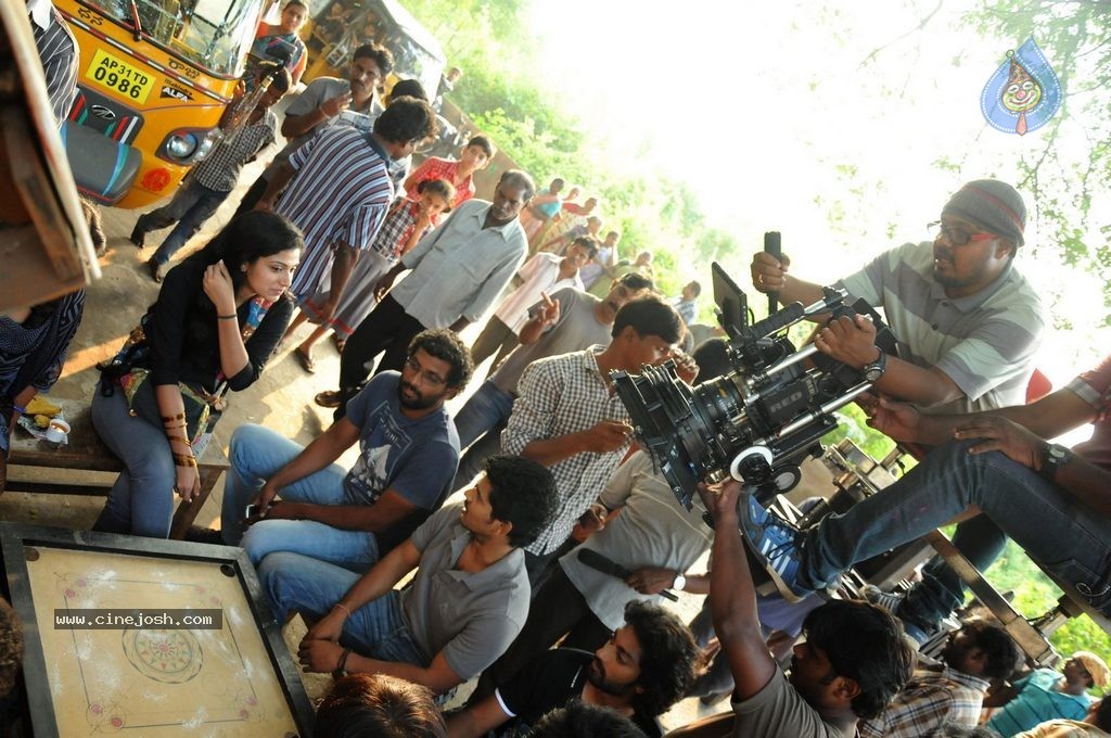Vundile Manchi Kalam Mundu Munduna Stills n Walls - 26 / 56 photos