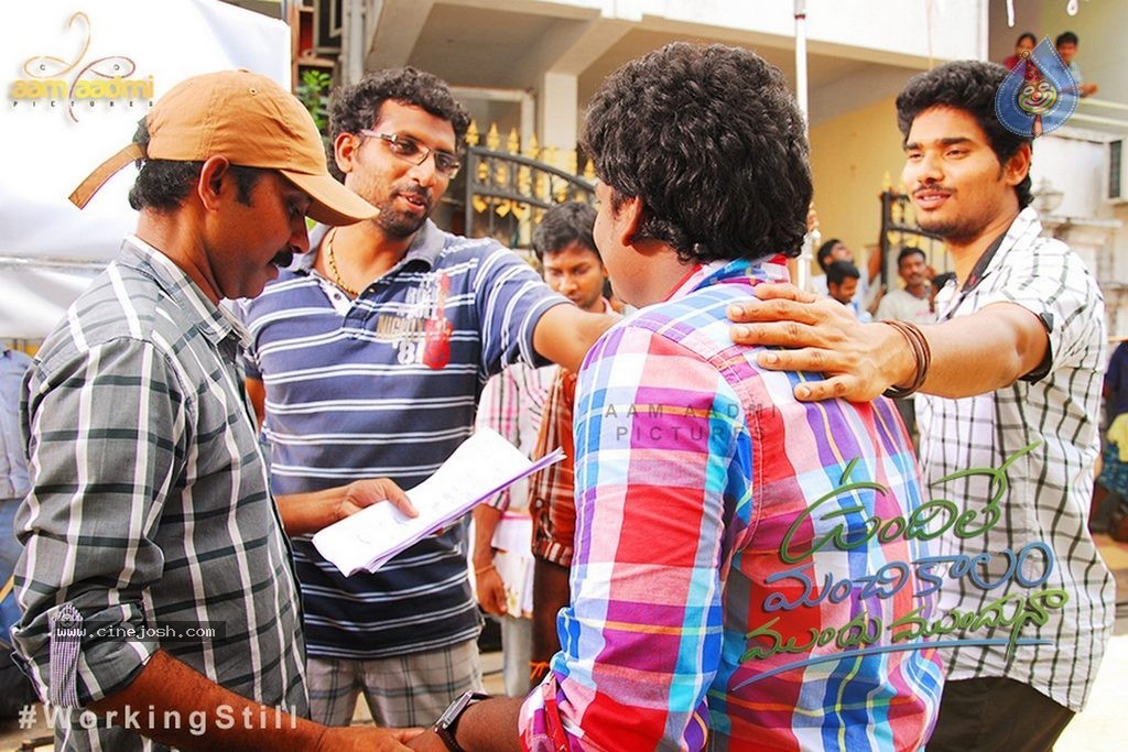 Vundile Manchi Kalam Mundu Munduna Stills n Walls - 29 / 56 photos