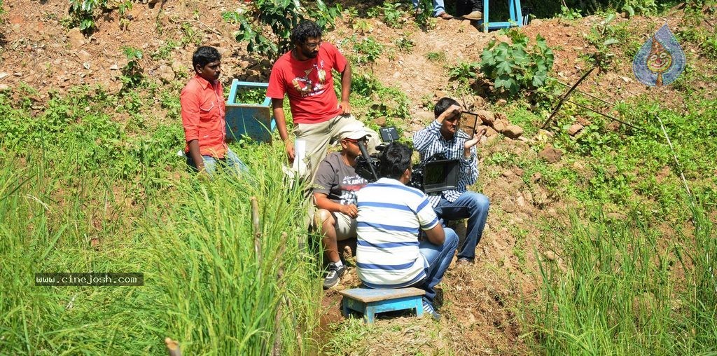 Vundile Manchi Kalam Mundu Munduna Stills n Walls - 46 / 56 photos