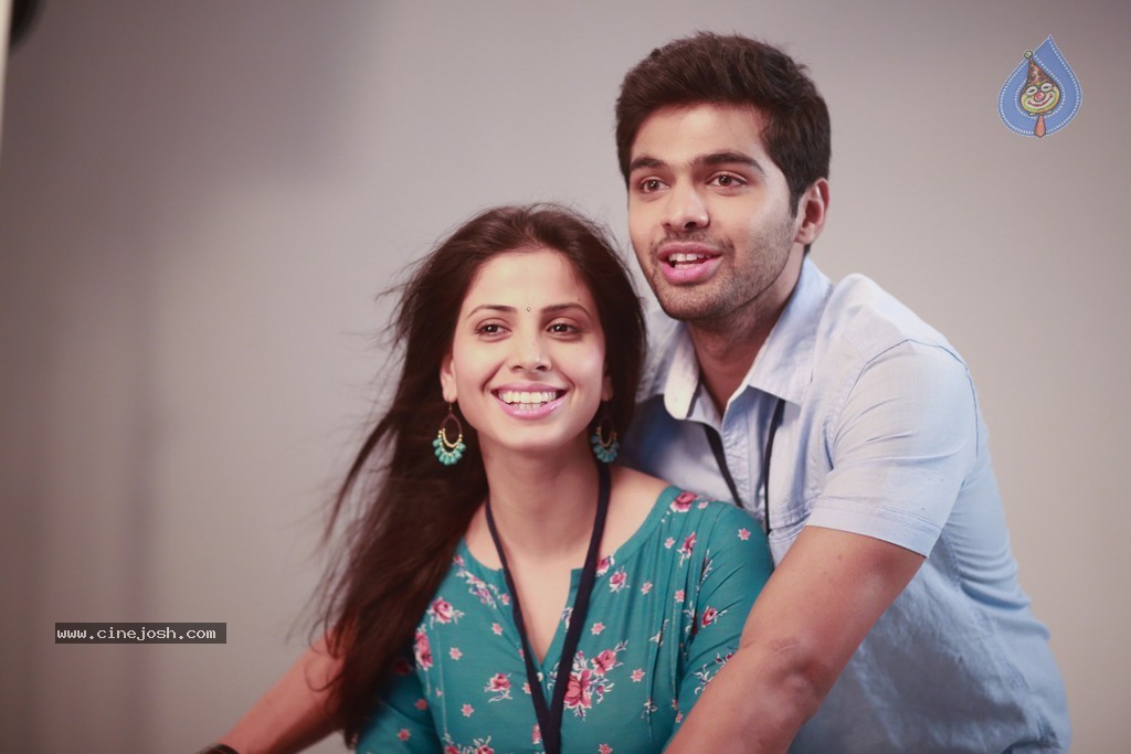 Weekend Love Movie Stills - 15 / 40 photos
