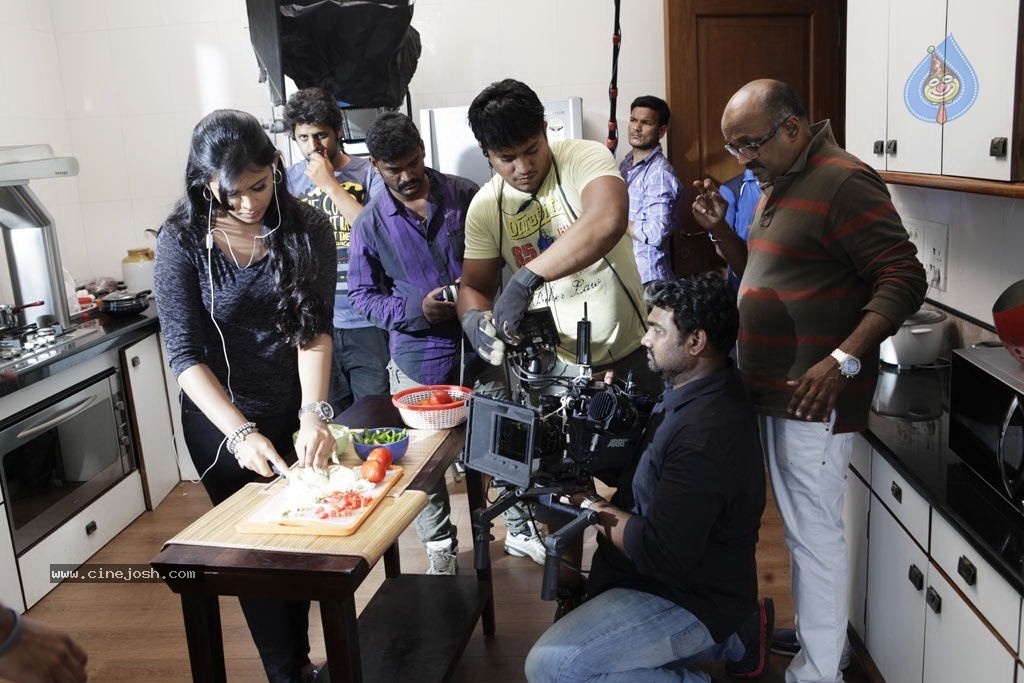 Yaan Tamil Movie Stills - 34 / 46 photos