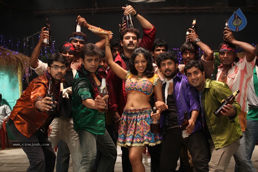 Yaarukku Theriyum Tamil Movie Hot Stills - 13 / 32 photos
