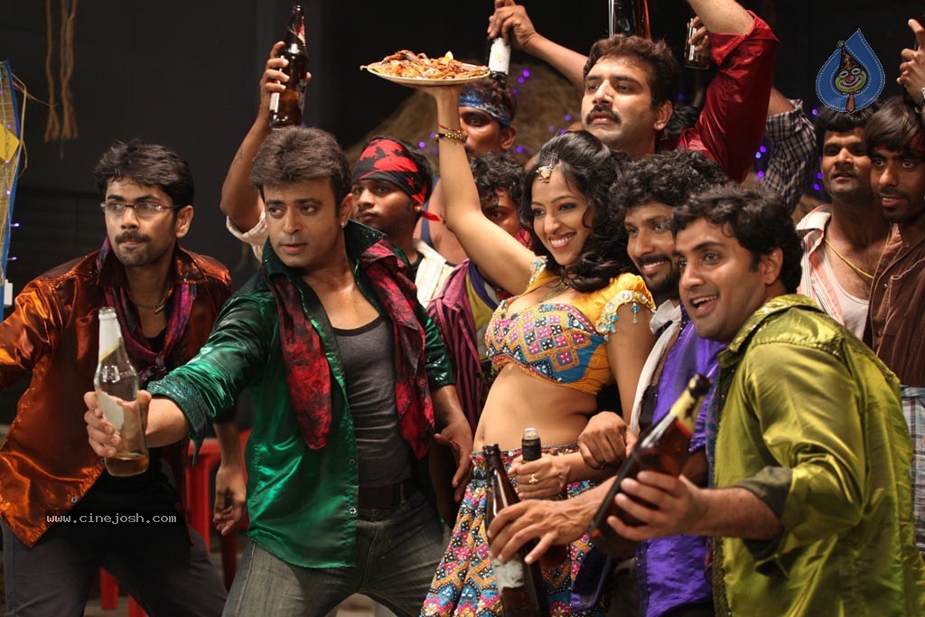 Yaarukku Theriyum Tamil Movie Hot Stills - 15 / 32 photos