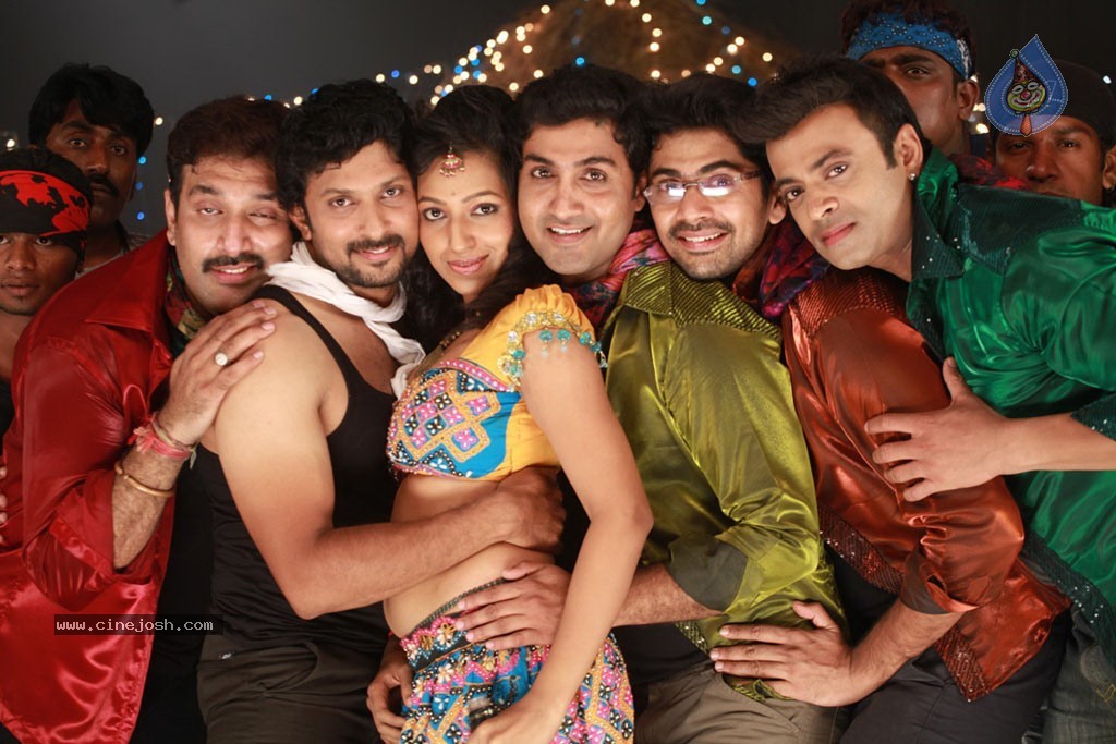 Yaarukku Theriyum Tamil Movie Hot Stills - 22 / 32 photos