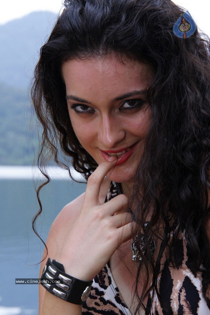 Yaro Oruvan Tamil Movie Stills - 33 / 43 photos