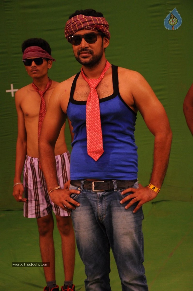 Yavum Kadhale Tamil Movie Stills - 7 / 29 photos