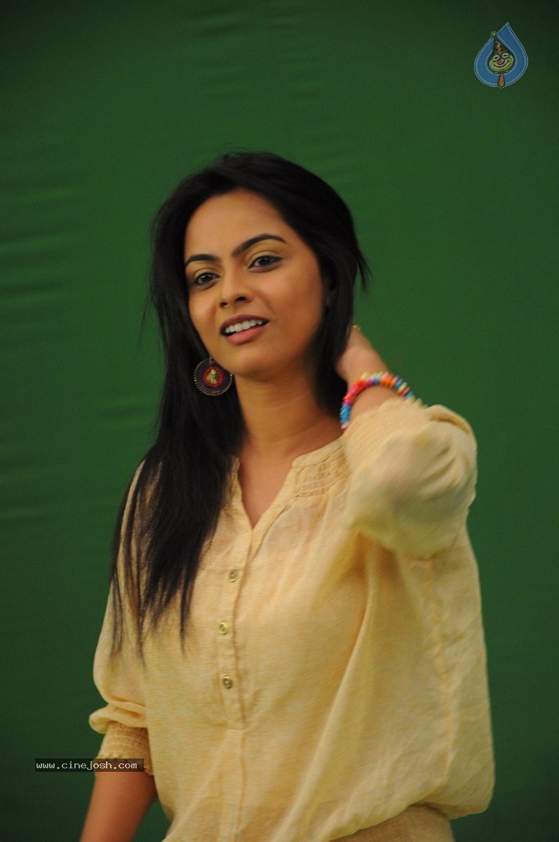 Yavum Kadhale Tamil Movie Stills - 11 / 29 photos