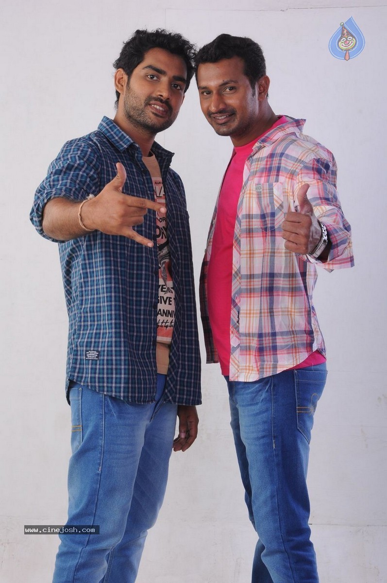 Yavum Kadhale Tamil Movie Stills - 16 / 29 photos