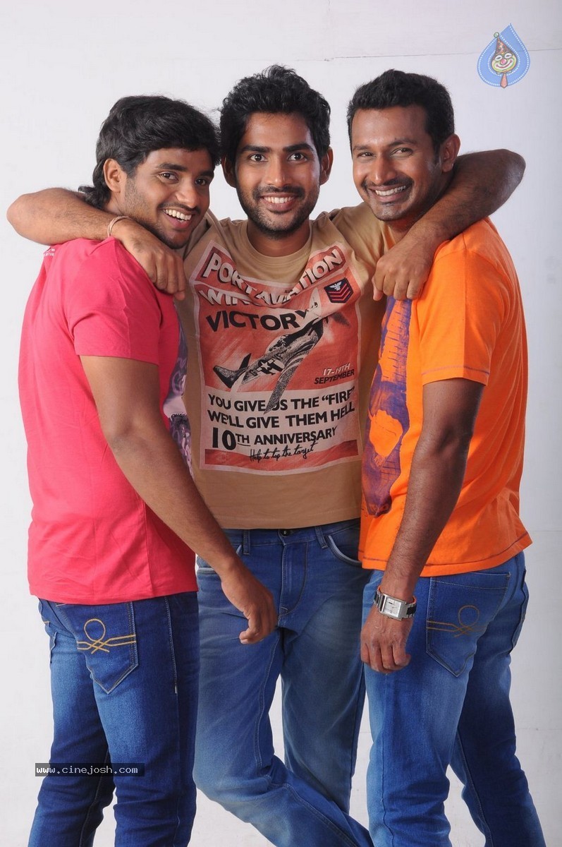 Yavum Kadhale Tamil Movie Stills - 17 / 29 photos