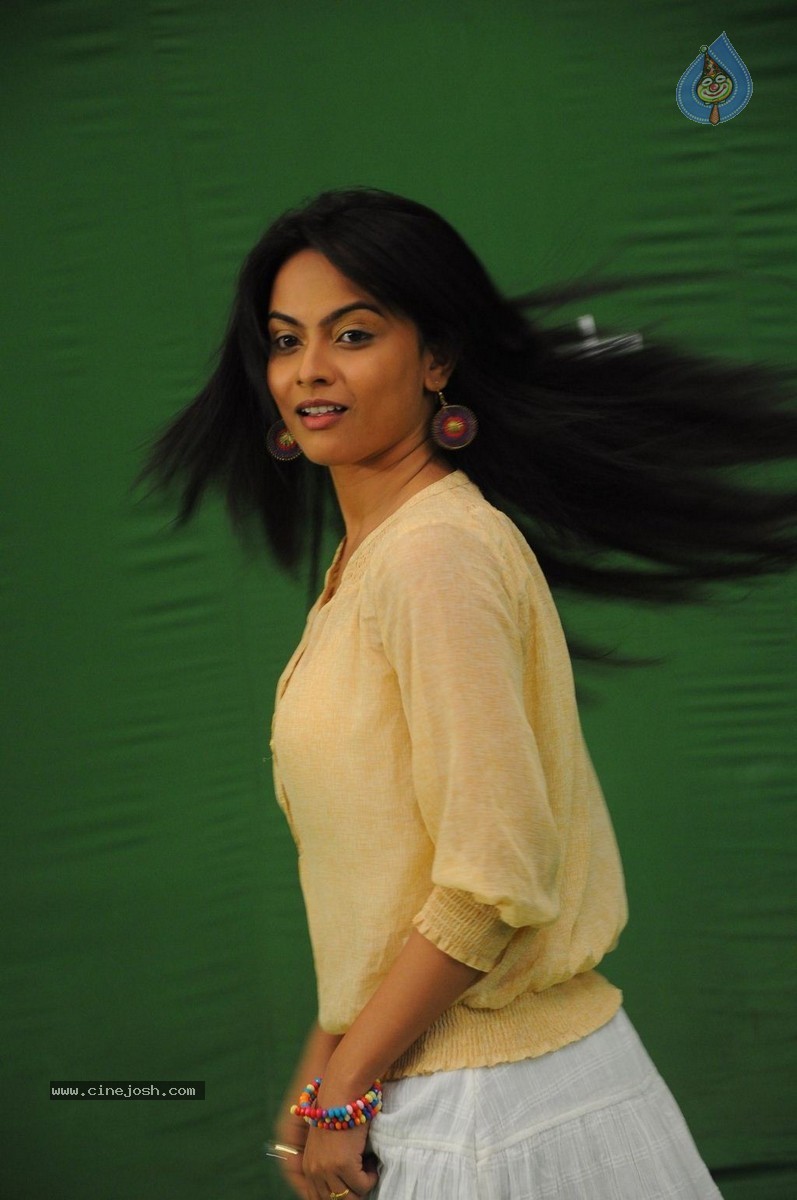 Yavum Kadhale Tamil Movie Stills - 24 / 29 photos